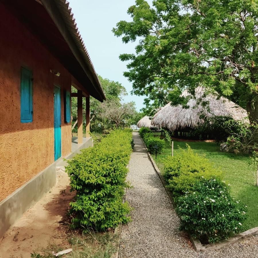 Yala Lake View Cabanas Tissamaharama Exteriör bild